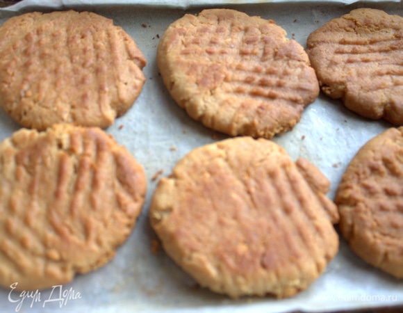 Выпекать на смазанном маслом пергаменте 10–15 минут при 180°C.