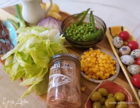 Яйца перепелиные отварить вкрутую. Остудить, почистить.