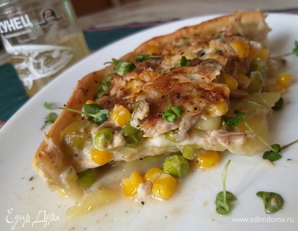 Вкус у него сливочно-овощной, сладко-соленый, рыбный, пряный. А текстура мягкая и вместе с тем хрустящая. Такая необычная палитра вкусов получилась благодаря большому количеству удачно сочетаемых между собой разных ингредиентов как внутри самого пирога, так и в его салатной «надстройке». Живите вкусно!)