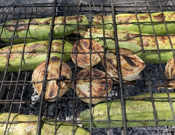 Жарю на гриле по 5–7 минут с каждой стороны. Я люблю более запеченные.