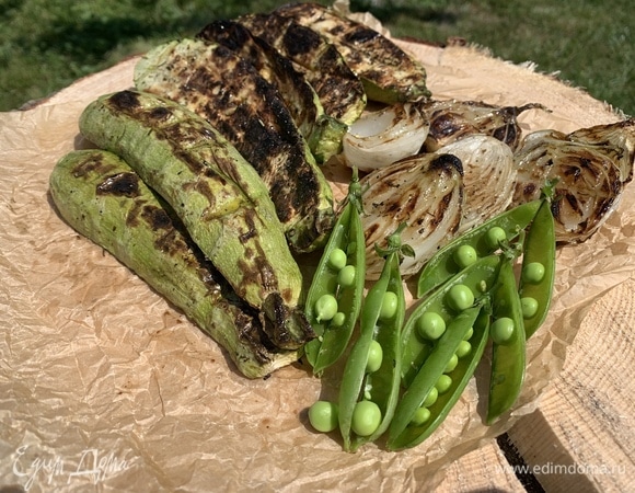 Чеснок выдавить, добавить ложку оливкового масла и полить овощи.