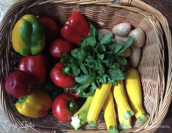 Помыть овощи, нарезать. Можно использовать мясной или рыбный бульон, у меня мясной. Положить все овощи в кастрюлю (кроме капусты и кабачков; и еще оставляем 1 стебель зеленого лука), добавить соль.