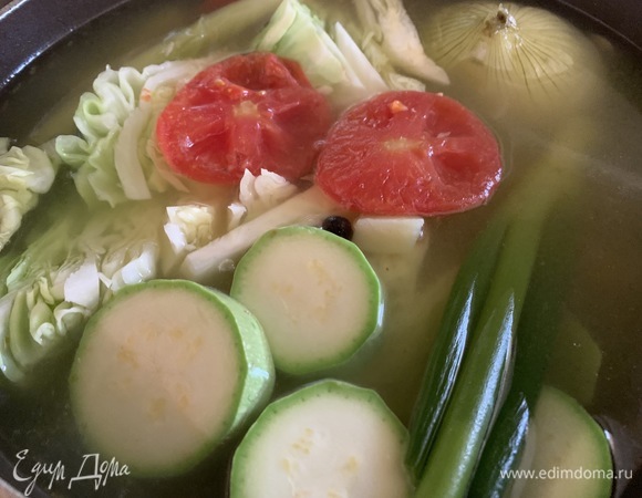 Варить суп на среднем огне минут 15. Затем кладу капусту, кабачок, лавровый лист, тмин.