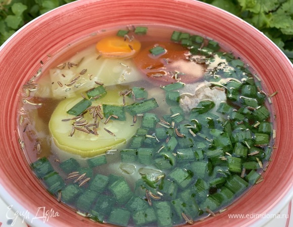 По готовности получается вот так. Нарезаю зеленый лук и петрушку.