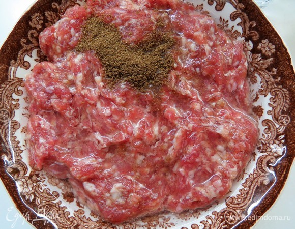 Мясо режем на кусочки и пропускаем через мясорубку с крупной решеткой, затем еще раз через насадку с мелкой решеткой. В фарш добавляем специи, соль и газированную воду, вначале добавьте 150 мл воды, потом, если надо, еще (до 200 мл).