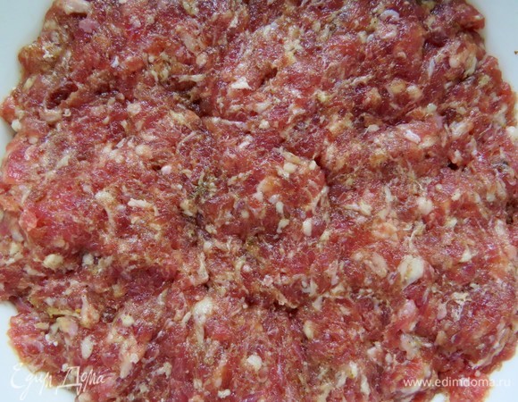 Перемешиваем фарш долго и тщательно. Чем дольше вымешиваем, тем вкуснее будут кебапчета. Фарш должен быть однородным и гладким. Кладем фарш в герметичную посуду и убираем в холодильник за 24 часа. Фарш должен отлежаться не меньше суток в холодильнике. Через сутки вытаскиваем фарш из холодильника и опять тщательно перемешиваем.