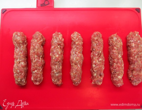 В небольшую миску наливаем уксус и воду в соотношении 1:1. Обмакиваем в смеси руки и начинаем формировать колбаски длиною 10–12 см.