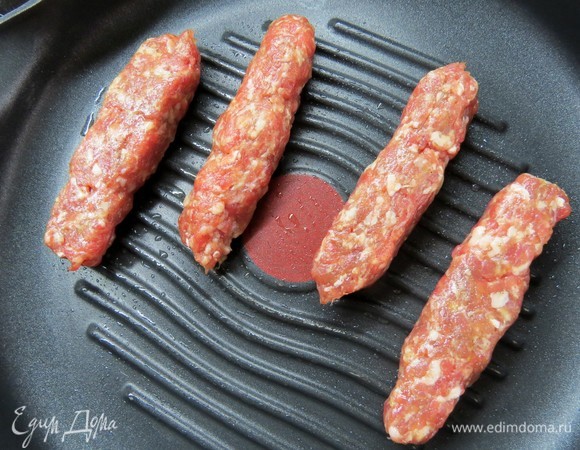 Подготавливаем сковороду-гриль, натираем поверхность сковороды половинкой луковицы, смоченной в растительном масле. Печем наши кебапчета на гриле, поворачивая их в одну сторону на раз-два-три.