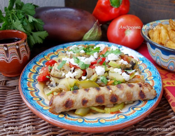 Я люблю подавать кебапчета с тушеными овощами и брынзой. Приятного аппетита!