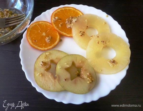 Нарезать апельсин и яблоко на кольца. У яблок вырезать сердцевину с косточками. Смазать кольца фруктов приготовленным маринадом.