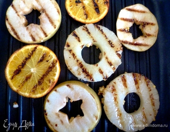 Разогреть сковороду-гриль и обжарить кольца фруктов с двух сторон до румяных полосочек.