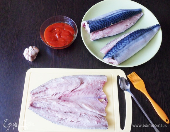 Разрезать рыбу по спинке, удалить центральную кость и черную пленку. Промыть. Для маринада смешать острый томатный соус (у меня кетчуп чили), растительное масло, итальянские травы, соль и черный перец.