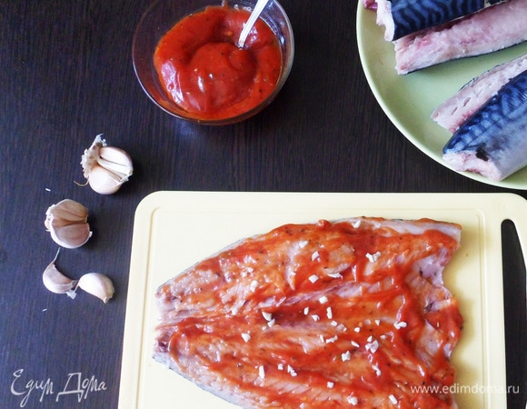Смазать филе с двух сторон маринадом. Изнутри посыпать мелко нарезанным чесноком.