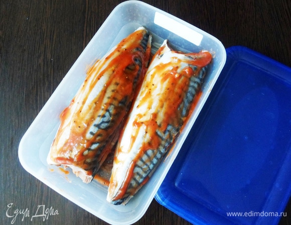 Сложить филе рыбки и оставить мариноваться на 2–3 часа.