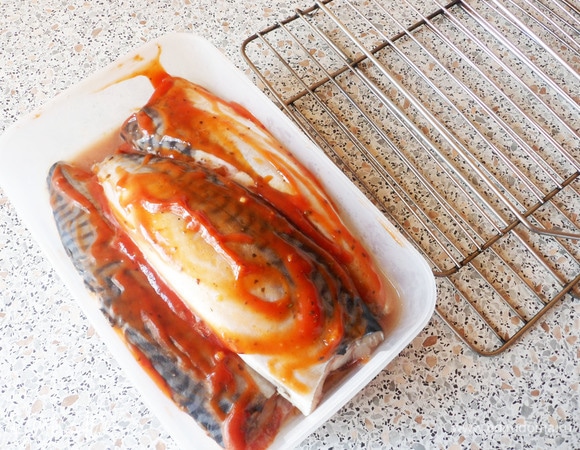 Скумбрия промаринована. Решетку необходимо смазать растительным маслом.