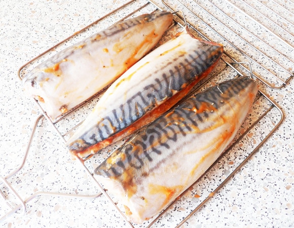 Уложить скумбрию на решетку.