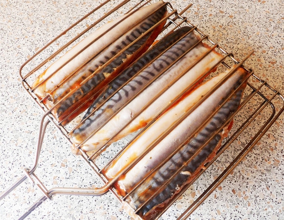 Мы обычно жарим скумбрию после мяса, так как жар для нее нужен послабее.