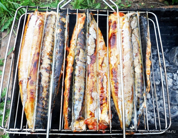 Скумбрия — рыба жирная. Для того чтобы не горел капающий жир, можно посыпать угли горстью крупной соли. Установить решетку на мангал. Готовить около 15 минут (для крупной рыбы), периодически переворачивая решетку.