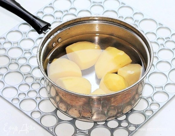 Приготовим картофель. Картофель почистить, отварить до готовности.
