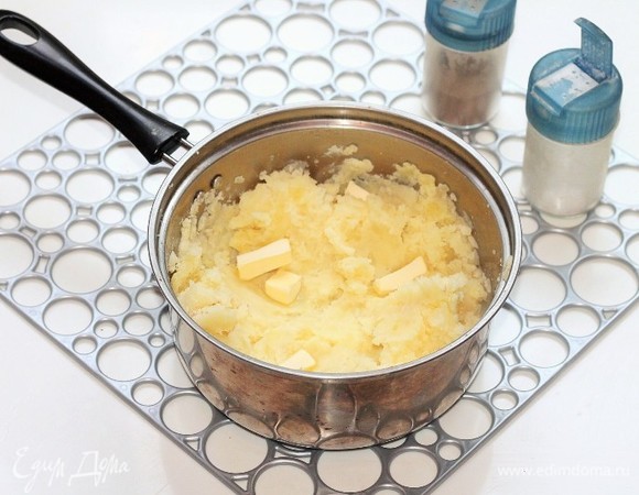 Картошка готова. Слить воду, добавить сливочное масло, поперчить и посолить по вкусу. Размять вилкой или натереть на крупной терке. У меня получилось 400 г картофельного пюре.