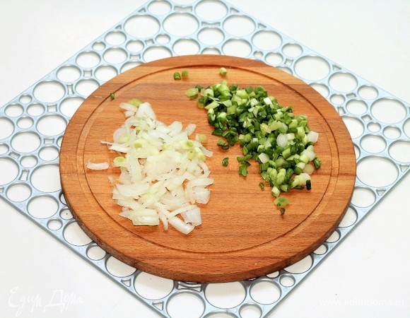 Приготовим начинку. Оба вида лука мелко нарезать и перемешать.