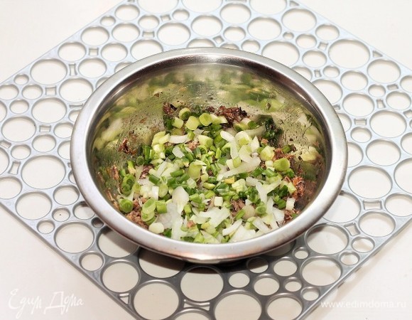 Смешать лук и шпроты.