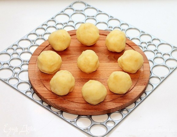 Сформируем биточки. Из картофельного пюре скатать 9 шариков.