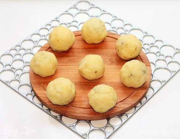 Залепить начинку картофелем и сформировать шарики, 8 шт. От 9 шарика отщипываем картофель и закрываем верх шарика. Из шариков можно сформировать биточки, если вы жарите на сковороде, или оставить как есть, если запекаете в духовке.