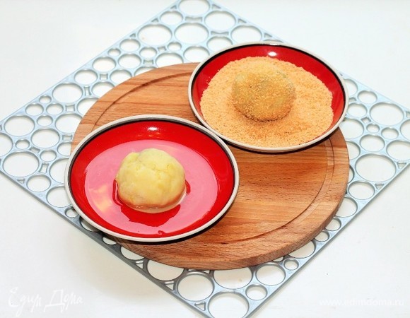 Взбить вилкой яйцо со щепоткой соли. Каждый биточек макаем в яйцо, а затем обваливаем в сухарях.