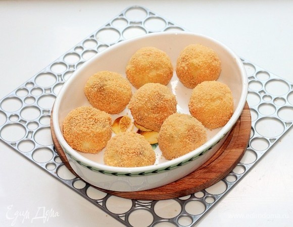 Смазываем форму для выпечки растительным маслом и выкладываем шарики.
