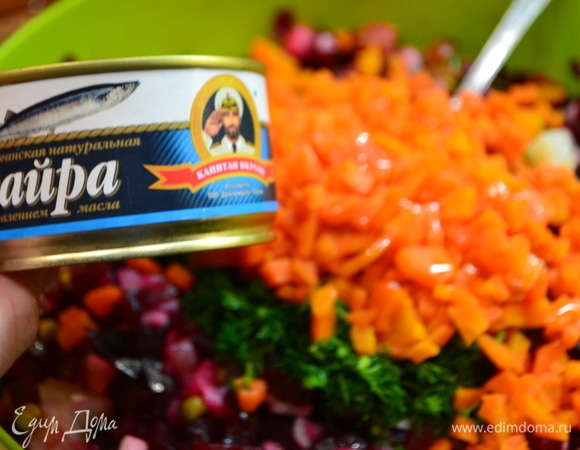 Подготовленные отваренные ингредиенты нарезать средним кубиком: свекла, картофель, морковь, яблоко зеленое (по желанию), огурцы, лук. Каждый ингредиент поливать маслом, чтоб винегрет дольше сохранял яркий цвет, а не перекрасился в цвет свеклы. Перемешиваем полностью салат с добавлением горошка и зелени.