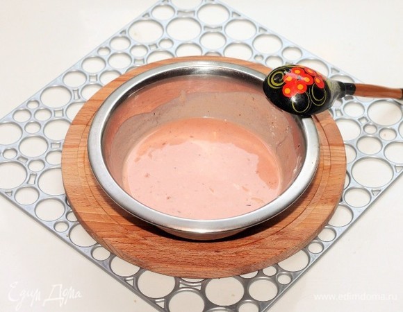 Приготовим соус. Смешиваем сметану (2 ст. л.), томатный кетчуп (2 ст. л.) и картофельный отвар (120 мл). Половинку оставшейся луковицы нарезаем маленькими кубиками. Выдавливаем прессом 1 зубчик чеснока. Добавляем в соус лук и чеснок, молотый перец и соль, перемешиваем.