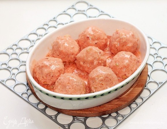 Поливаем картофельные шарики сверху соусом. Желательно, чтобы шарик был в соусе.