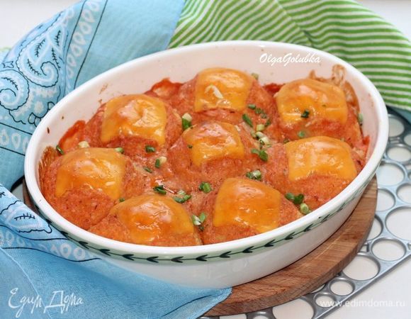 Готовые биточки подаем с овощным салатом и зеленью. Такие биточки можно взять с собой на пикник — они очень вкусные и в теплом, и в холодном виде.