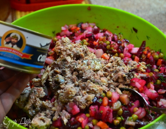 Открыть банку, размять рыбу вилкой и перемешать с овощами.