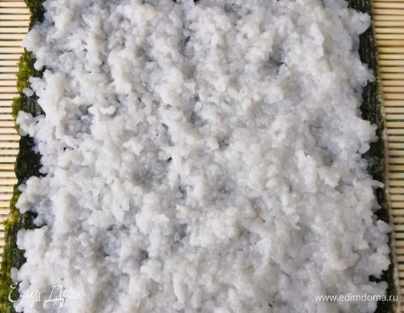 В первую очередь отвариваем рис. Он должен быть не сырым, но и не переваренным. 1:1,5 — соотношение риса и воды при варке. Для аромата к рису до закипания можно положить немного нори и потом убрать. Когда рис остынет, добавить заправку: рисовый уксус (2 ст. л.), соль, сахар по вкусу для придания аромата. Подкидывая, рис перемешиваем — таким образом он не превратится в кашу-размазню)