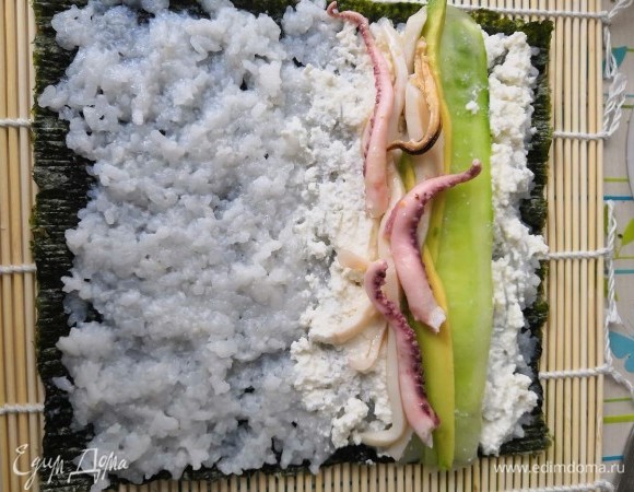 В третьем варианте у нас кальмары, авокадо, огурец, творожный сыр.