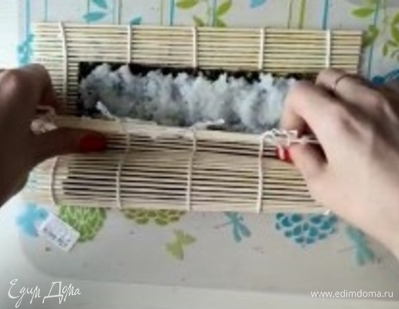 Далее с помощью коврика формируем роллы, они должны быть плотными. Разрезаем на 6–8 частей, предварительно смочив нож в воде.