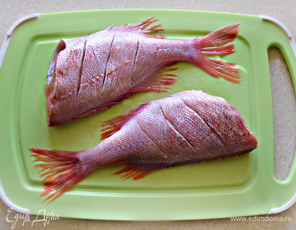 Острым ножом сделать по 3 надреза на рыбе. Делается это для того, чтобы маринад лучше пропитал рыбку.