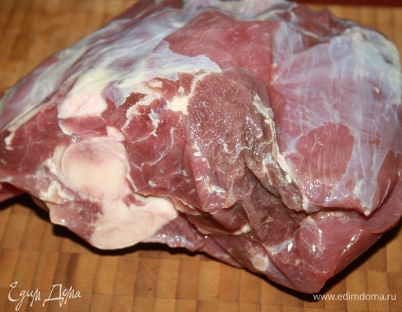 Для начала нужно найти хорошую баранью заднюю ножку, промыть и обсушить ее.