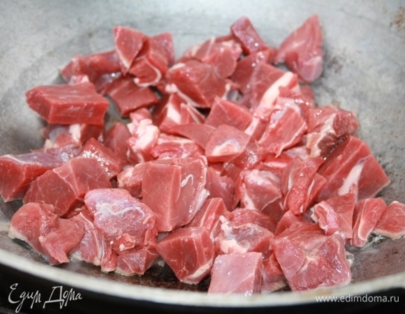 Хорошо разогреть казан на мангале, выложить мясо. Самаркандский плов более диетический, чем его «сородичи», — обычно в него добавляют хлопковое и льняное масло. Я не стала добавлять масла вообще, мясо в моем рецепте не поджаривается, а тушится (на аутентичность не претендую, делайте по своему усмотрению, мне же понравилось именно так).