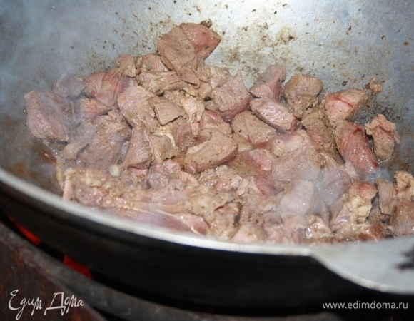 Часто перемешиваем мясо, не даем прилипнуть к стенкам казана. Мясо нужно немного посолить.