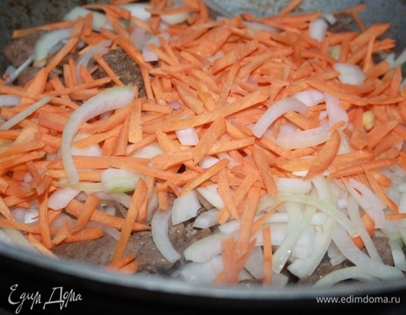 Затем добавляем достаточно крупно нарезанные лук и морковь (никаких терок, овощи нужно именно нарезать).