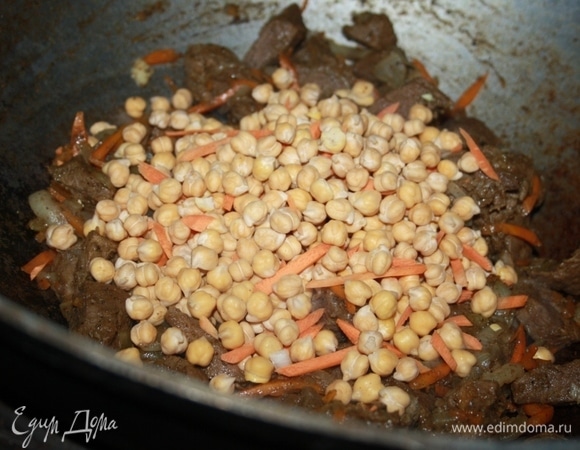 Когда морковь с луком станут мягкими, нужно добавить нут и прогреть все вместе как следует (нут заранее замачивается на 1 сутки).