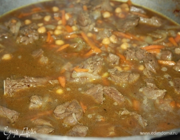 Вливаем примерно 1,5 литра воды (нужно ориентироваться на свой казан — у кого-то он более глубокий, у меня плосковатый). Вода очень горячая! Добавляем специи, готовим минут 15. Я брала уже готовый набор для плова, обязательно в составе должны быть зира, куркума и барбарис!