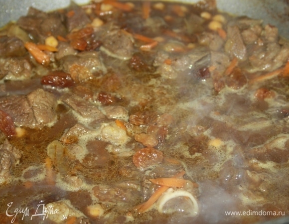 Добавляем изюм, соль.