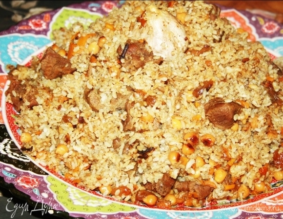 Вообще, самаркандский плов не перемешивается — отдельно рис, отдельно мясо, но мне почему-то очень-очень захотелось, и я перемешала. Подавайте горячим! Приятного аппетита!