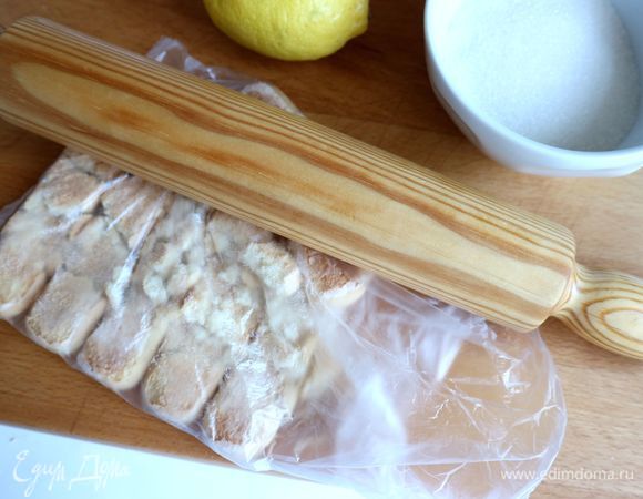 Печенье «Савоярди» для основы положить в плотный целлофановый пакет, пройтись по нему скалкой, чтобы измельчить «Савоярди» в мелкую крошку.