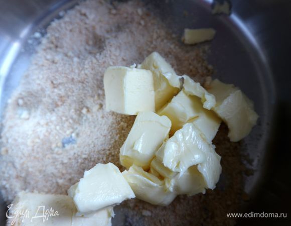 В миску поместить крошку из печенья «Савоярди», сливочное масло. Перемешать до однородного состояния.