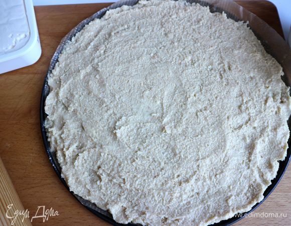 Смазать форму сливочным маслом. Дно формы застелить бумагой для выпечки. Массу для основы чизкейка равномерно поместить на дно формы, плотно прижать, надеть бортики, отправить в холодильник.